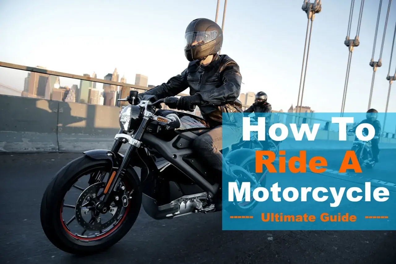 Impara come guidare una moto con questa guida definitiva. Due motociclisti sfrecciano su un ponte con lo skyline di New York sullo sfondo.