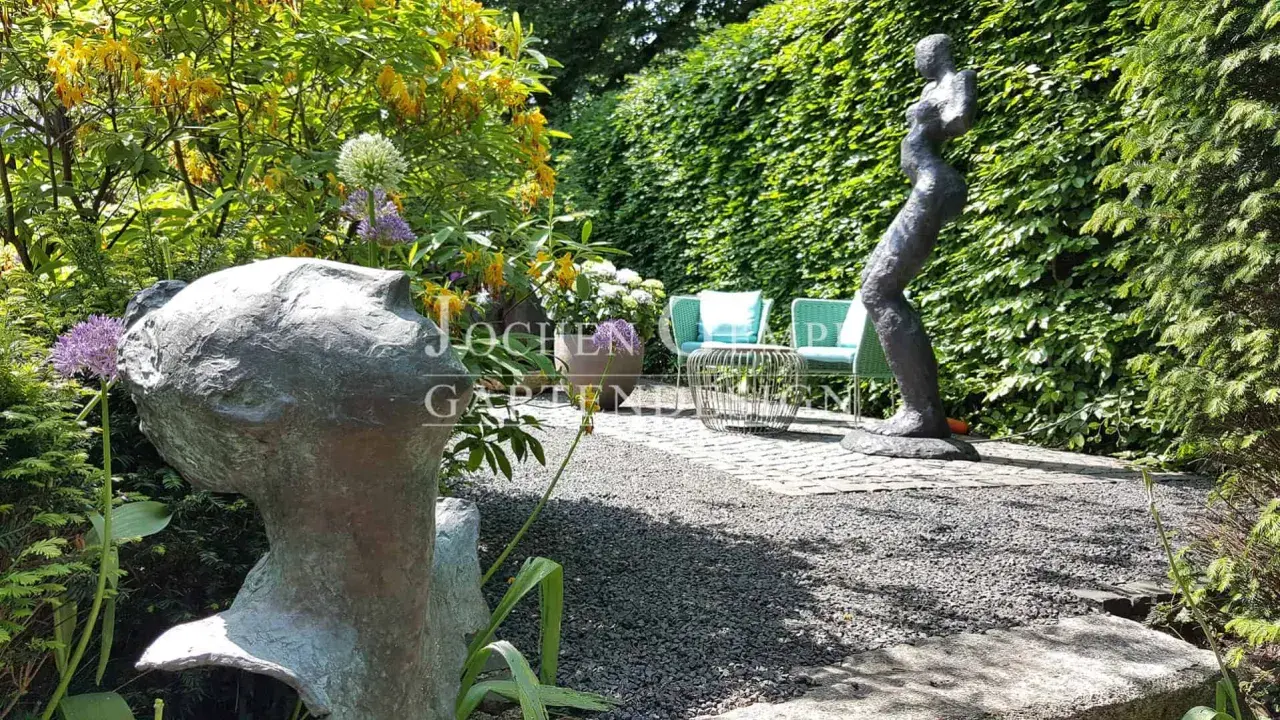 Gartenskulptur finden: Material, Stil & Platzierung für Ihren Garten