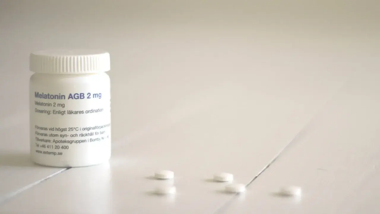 En burk med melatonin till barn, 2 mg, står på ett vitt bord. Några tabletter ligger utspridda framför.