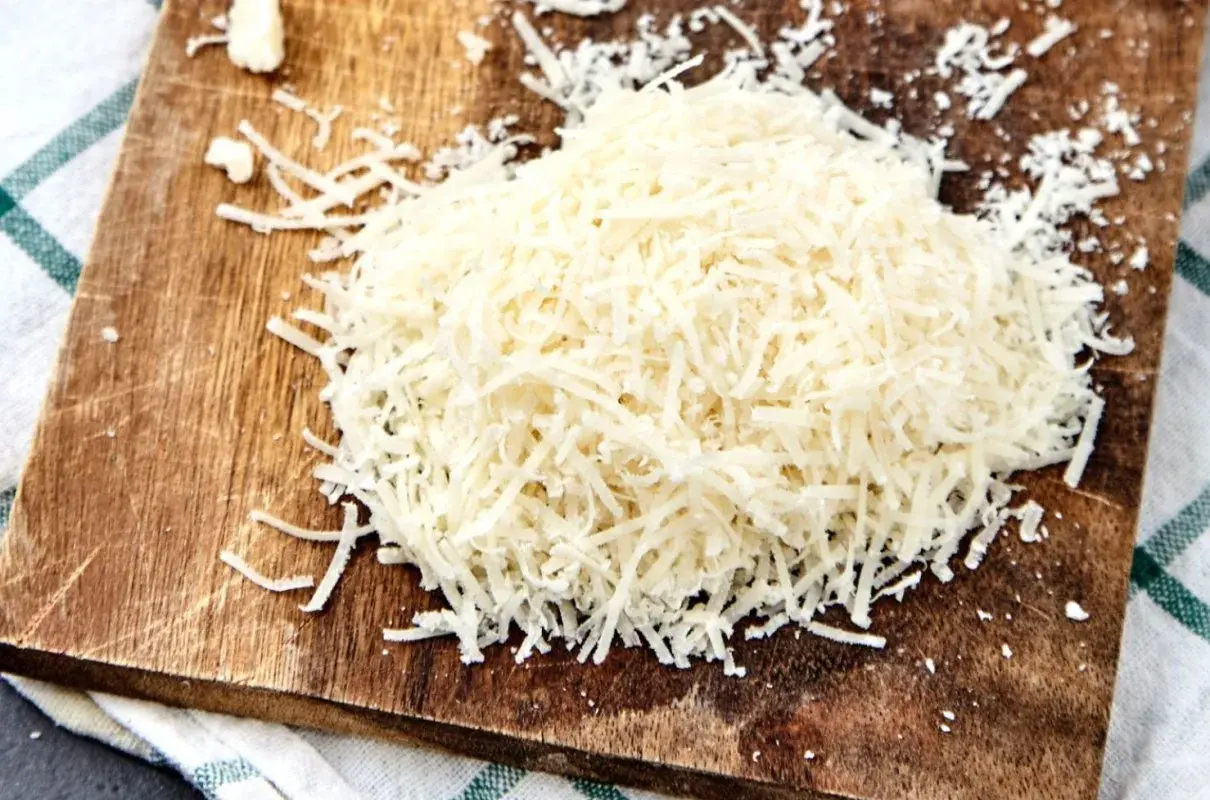 Stos parmezanu **parmigiano reggiano do czego** użyć? Idealny do posypania makaronu, risotto, zup i sałatek.