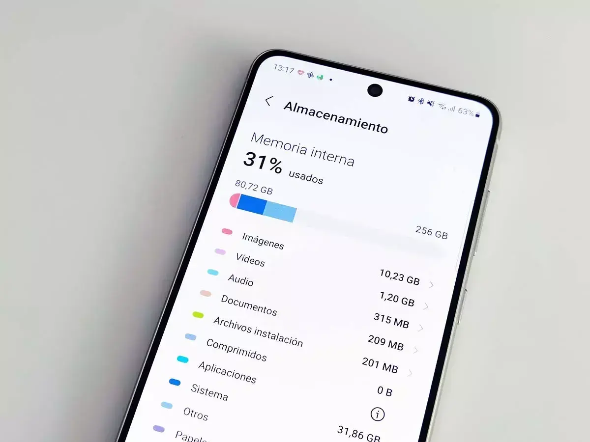 Pantalla de móvil mostrando el uso de almacenamiento. Aprende cómo vaciar la nube y liberar espacio.