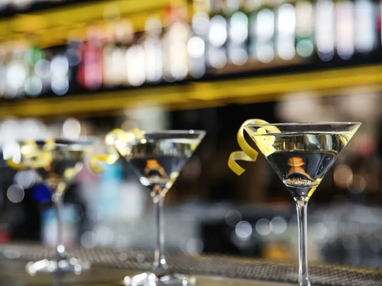 Tre eleganta martiniglas med citronzest, redo för en James Bond-drink.