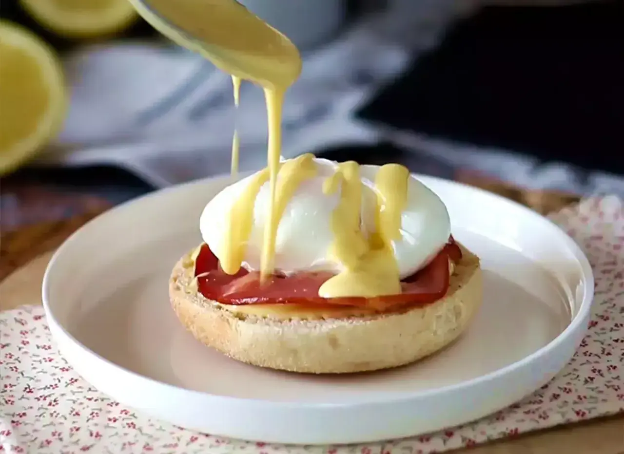 En perfekt ägg Benedict med krämig hollandaisesås. Ett enkelt hollandaise recept för en lyxig frukost.