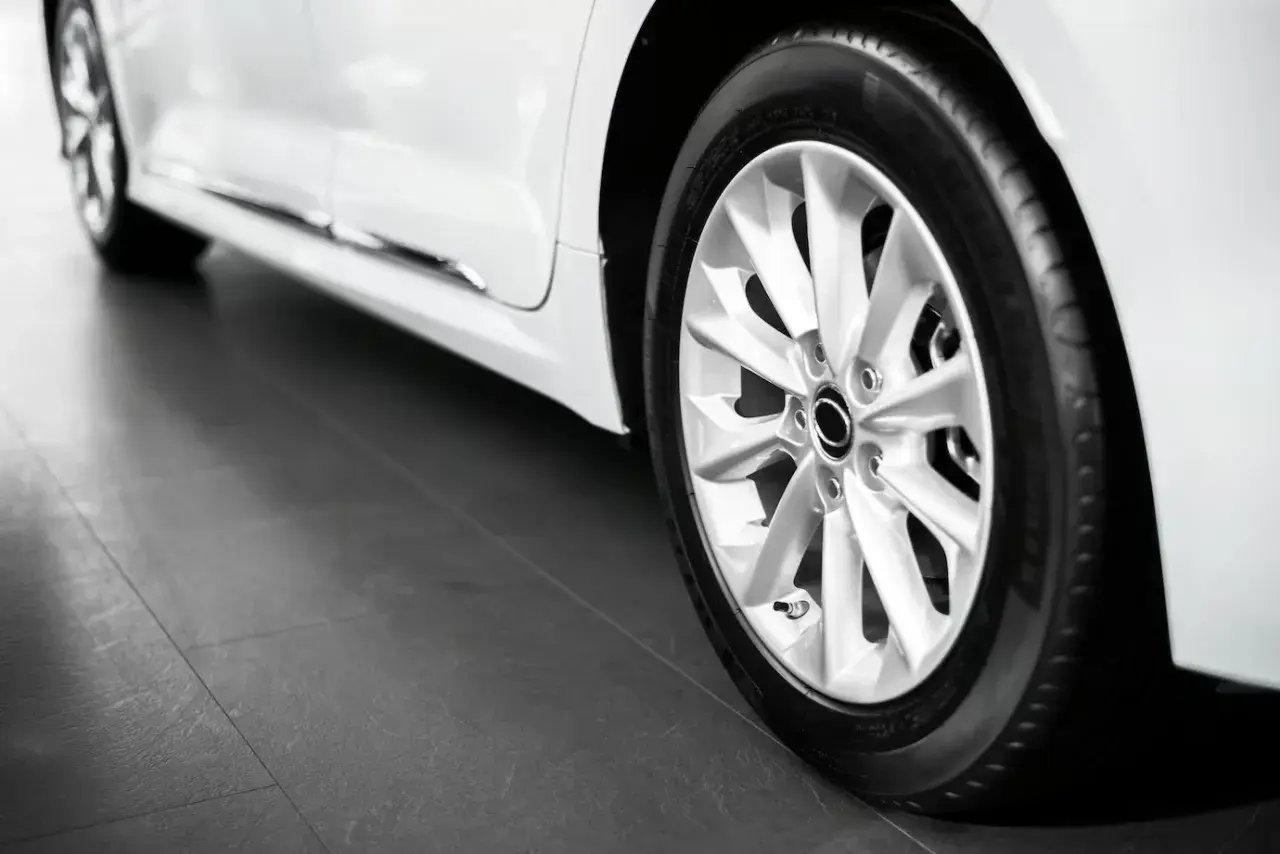 Biała Mercedes A klasa z felgami i oponami. Rozmiar opon jest kluczowy dla komfortu jazdy.