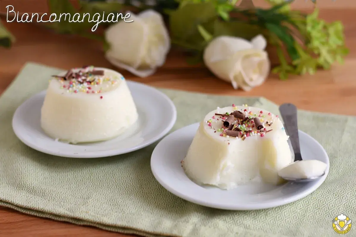 Biancomangiare ricetta: due dolci al cucchiaio guarniti con codette colorate e scaglie di cioccolato, su piattini bianchi e tovagliolo verde.