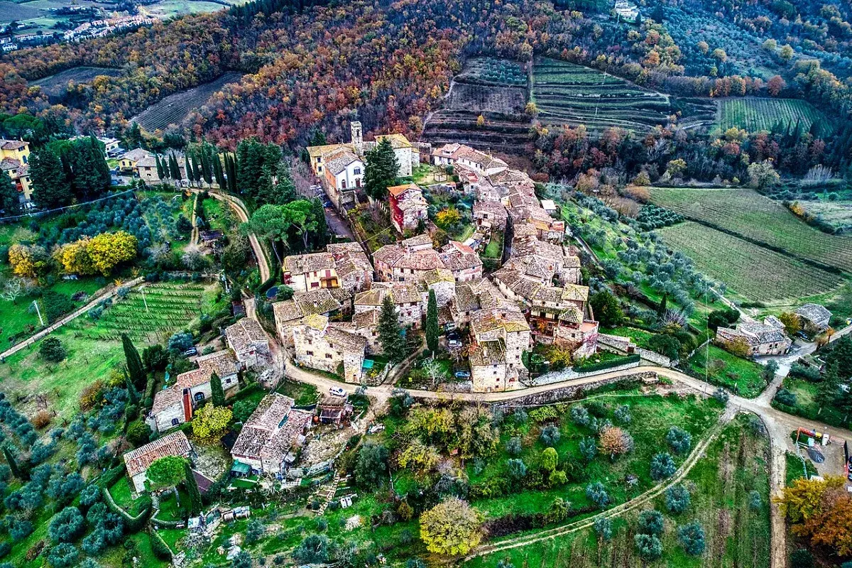 Un borgo medievale tra i più belli del Chianti, con tetti in cotto e vigneti circostanti.