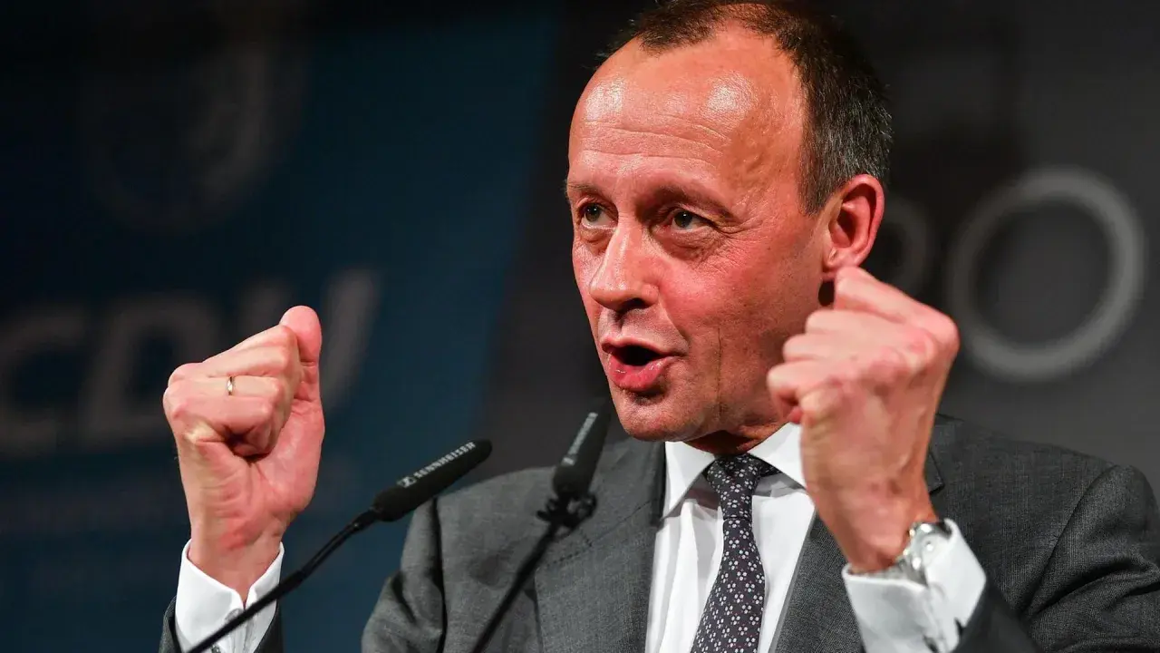 Der Parteivorsitzende der CDU, Friedrich Merz, gestikuliert leidenschaftlich bei einer Rede.