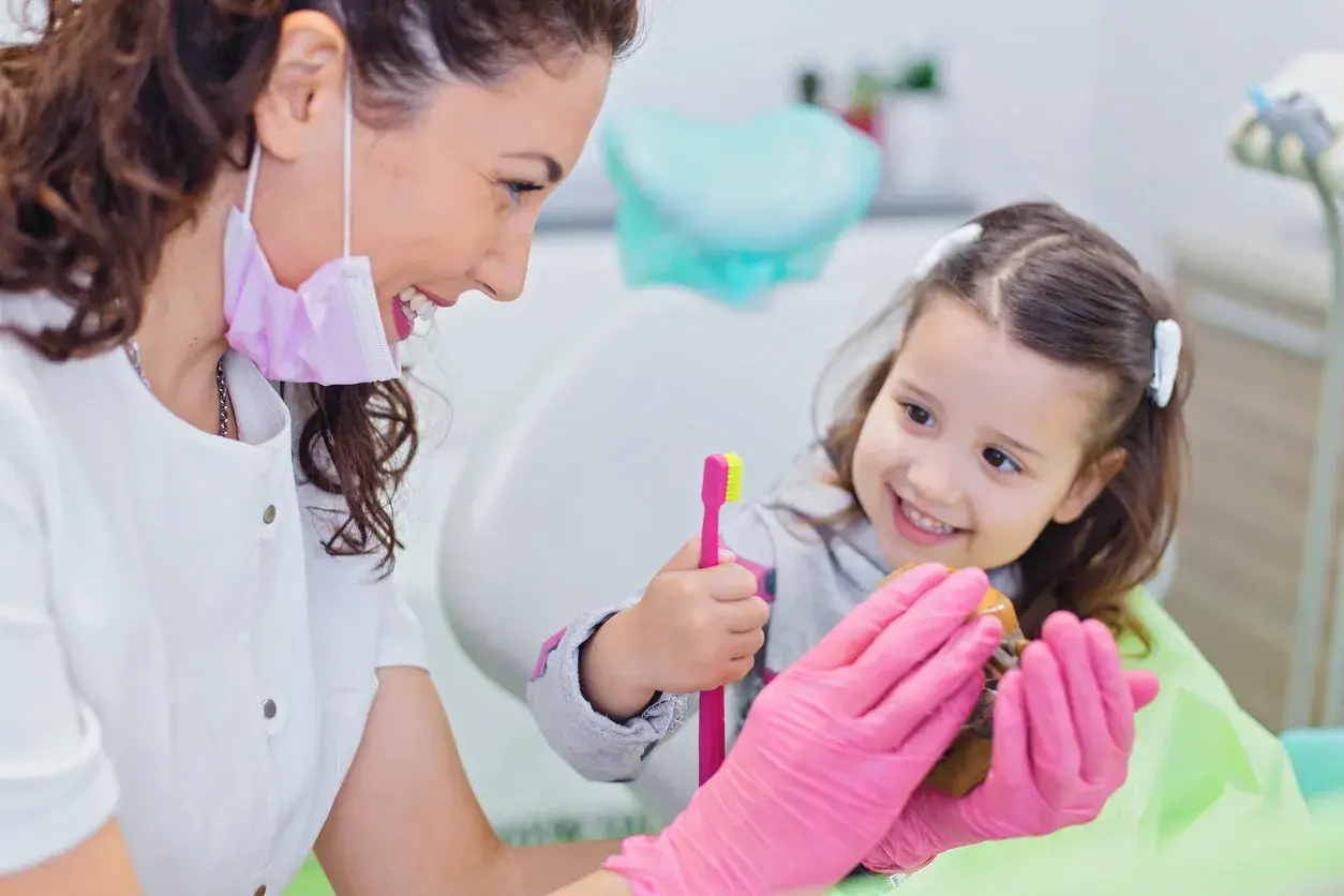 Kiedy pierwszy raz do dentysty? Kluczowe informacje dla rodziców