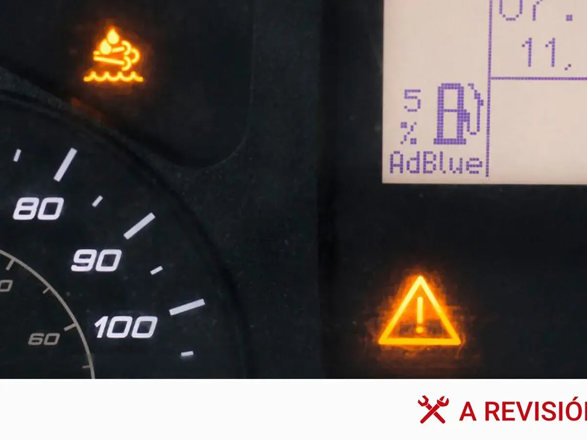 Testigo AdBlue encendido, indicando bajo nivel o problema. Es hora de resetear testigo AdBlue y revisar el vehículo.