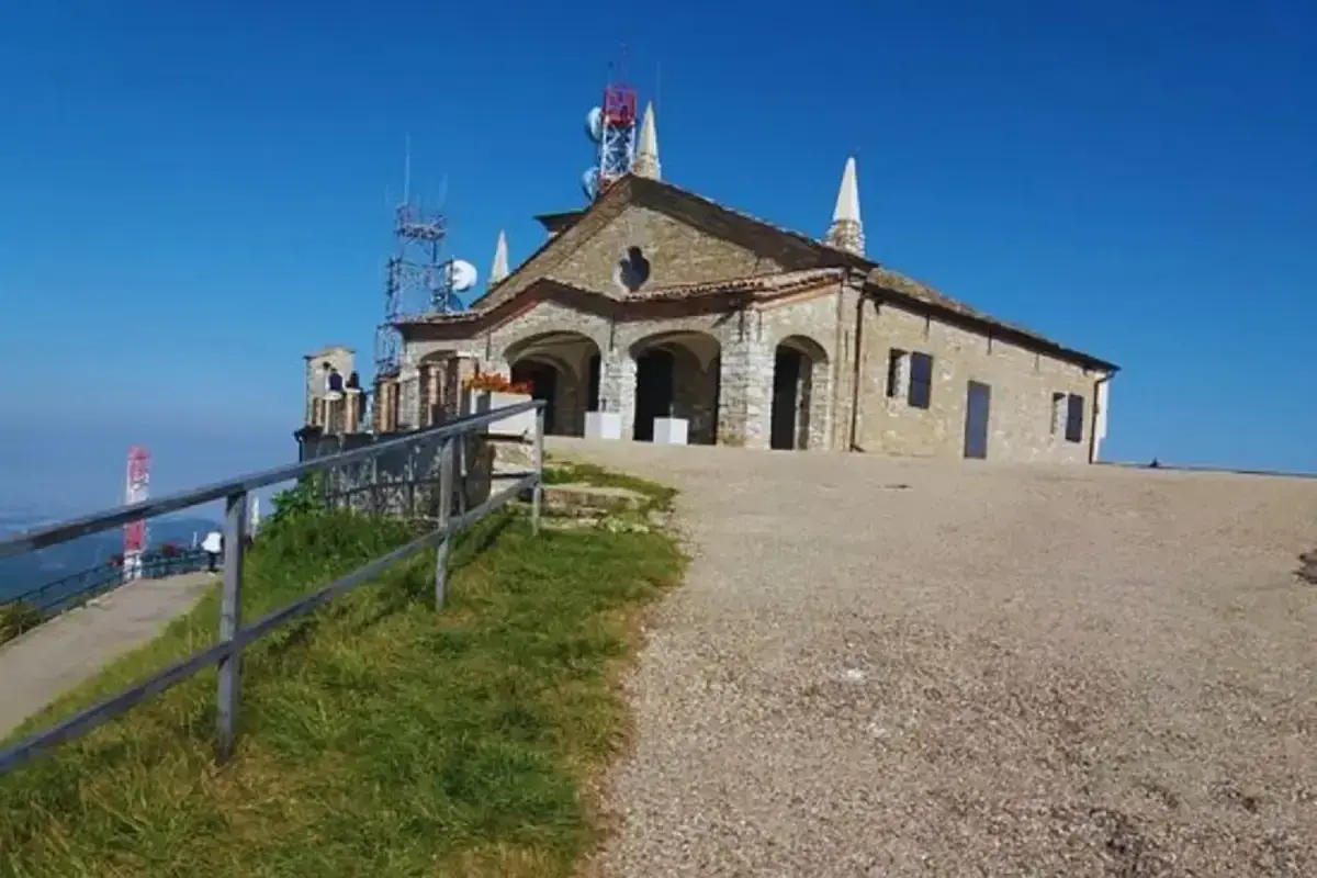 Edificio storico con antenne sul Monte Penice. Cosa vedere: la vista panoramica e l'architettura.