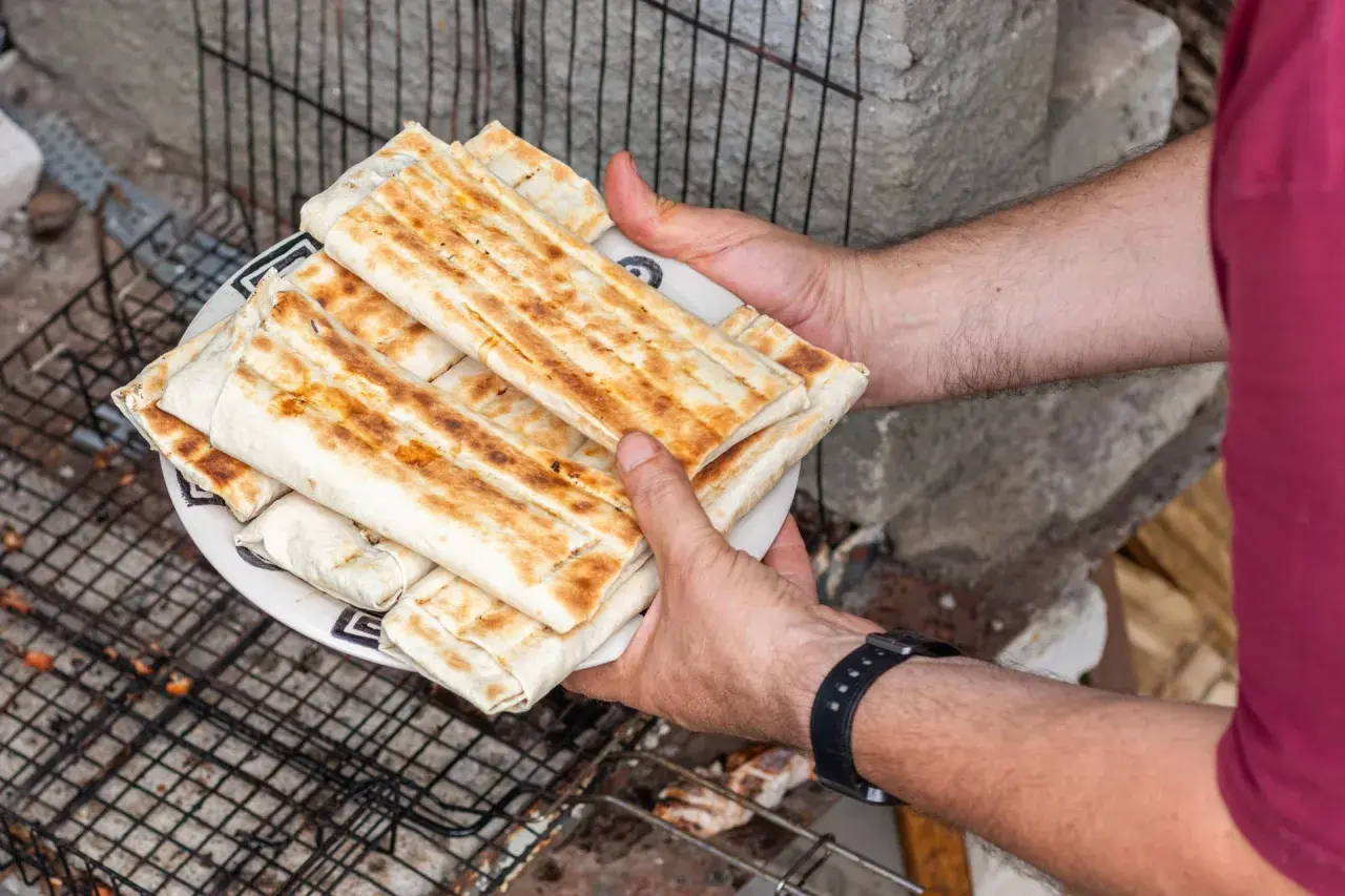 Talerz pełen pysznego, grillowanego kebab z wieprzowiny, gotowy do podania.