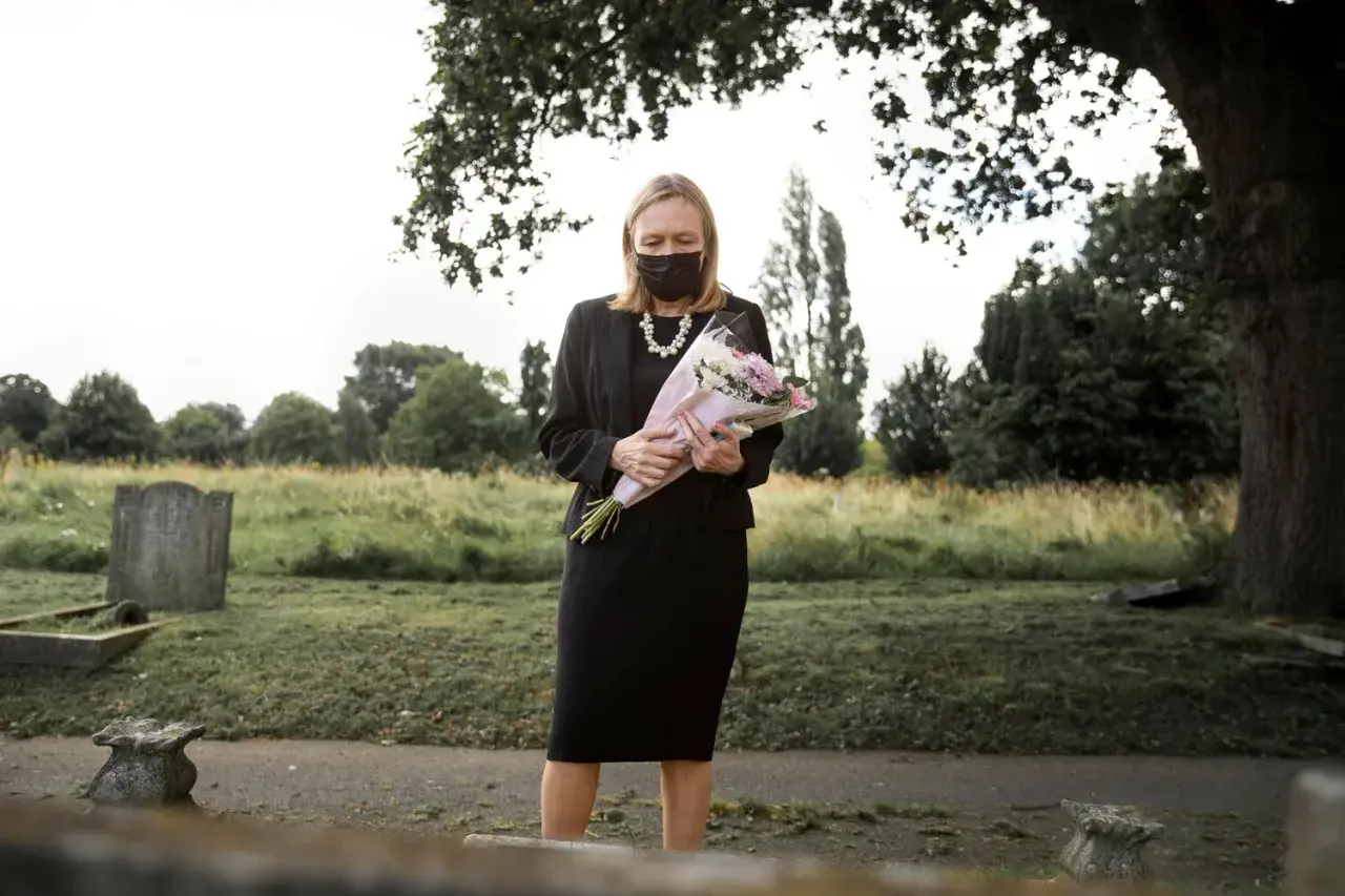 Sennik: śmierć mamy która żyje - co oznacza ten niepokojący sen?
