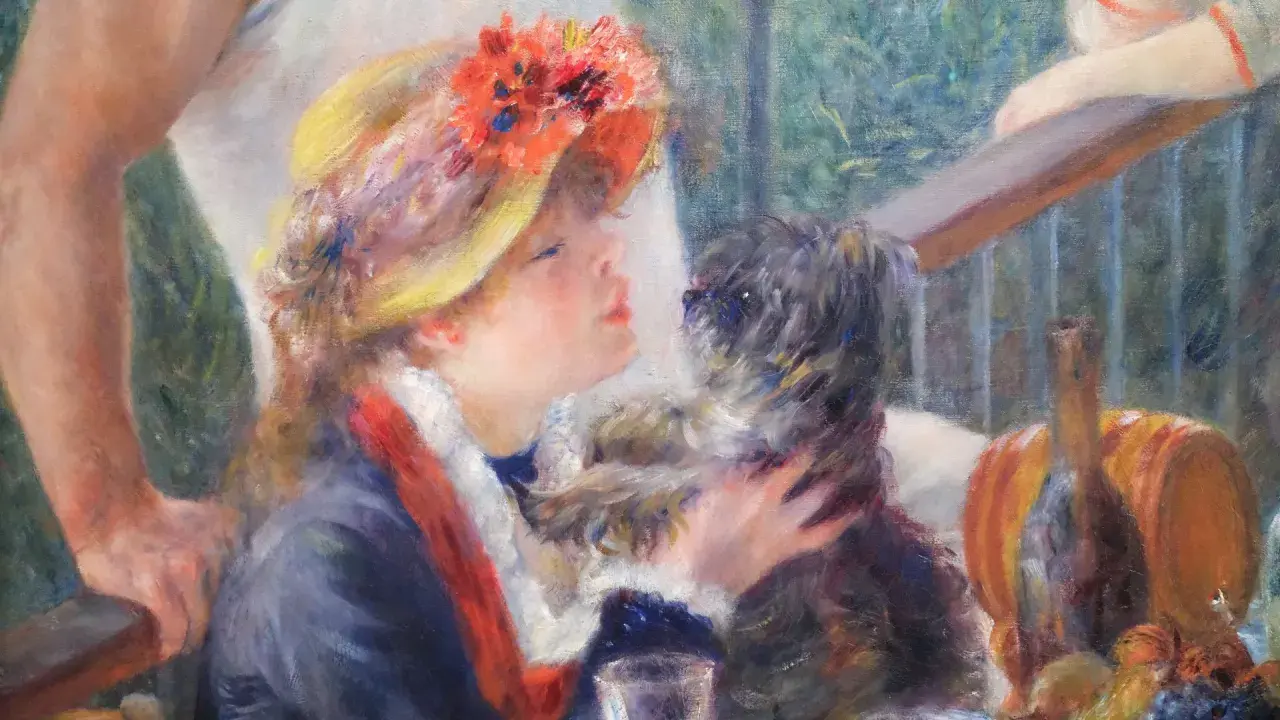Une jeune femme coiffée d'un chapeau fleuri enlace un petit chien, dans le style d'un peintre impressionniste.