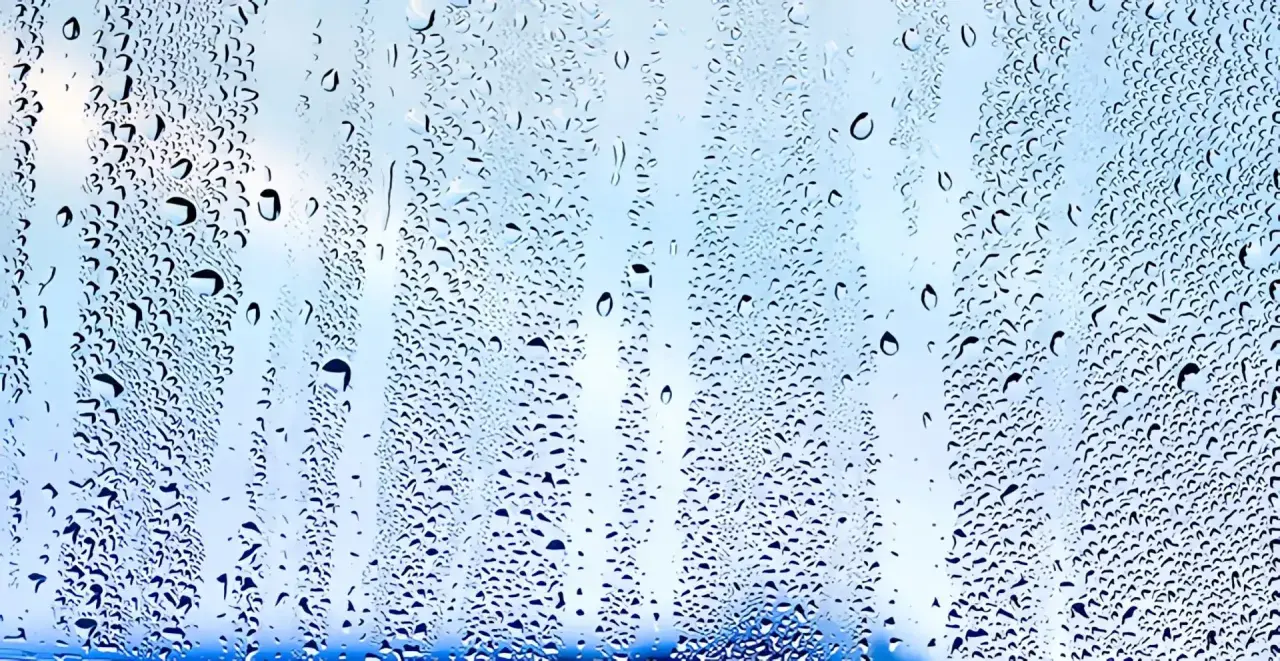 Kondenswasser auf Glas. Tipps, wie man Luft entfeuchten selber machen kann, um Schimmel vorzubeugen.