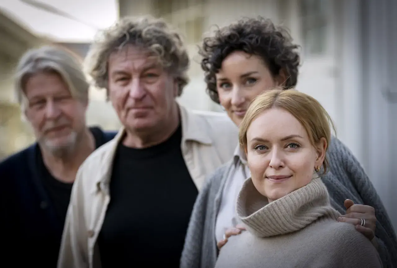 Alex Schulman och hans syster Molly Schulman med familj.