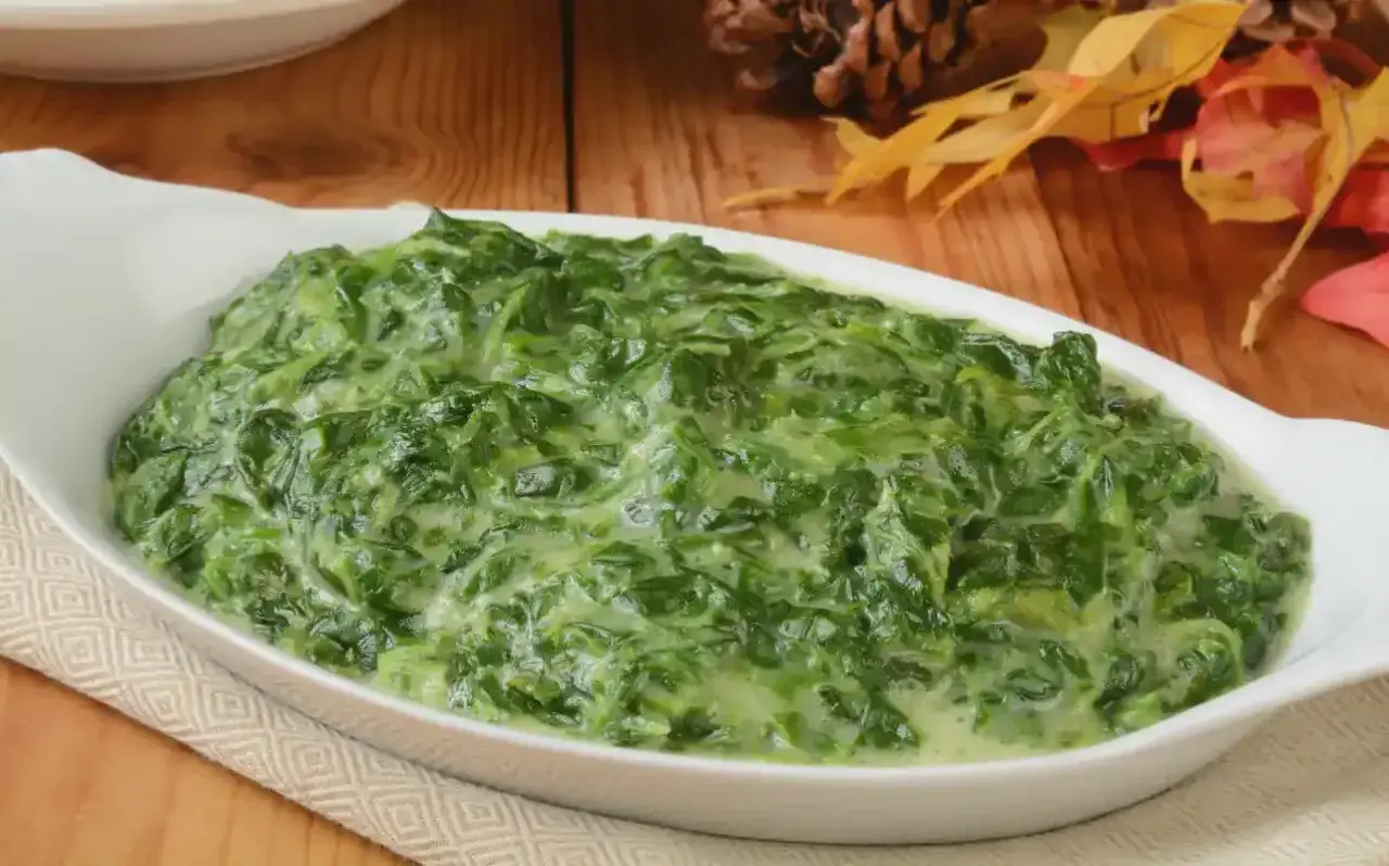 Un plat crémeux d'épinards, parfait pour accompagner votre repas. Une recette épinard simple et savoureuse.