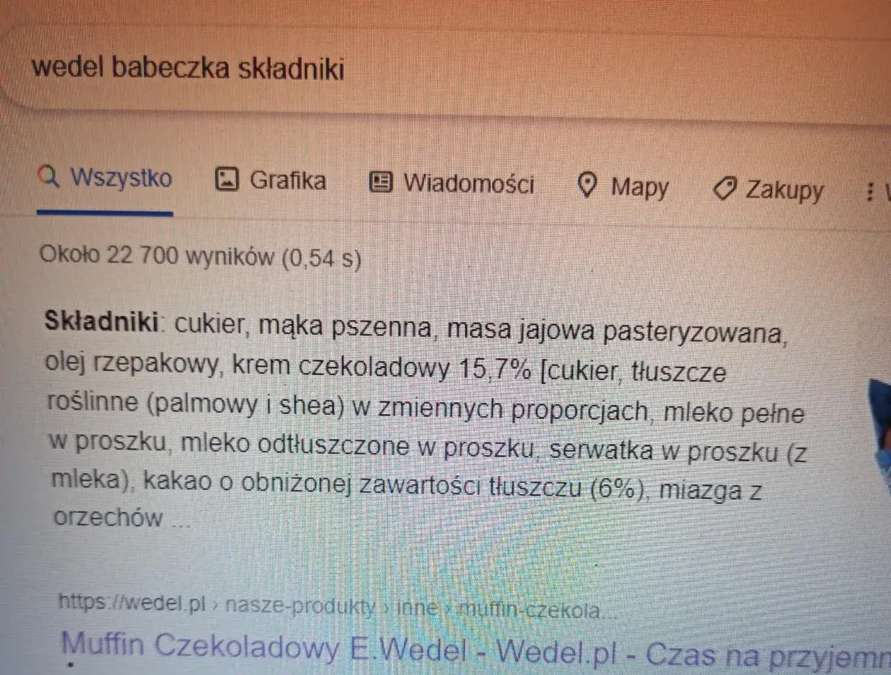 Szukasz informacji, ile kcal ma babeczka Wedel? Na ekranie widać składniki tej słodkości: cukier, mąka, krem czekoladowy.