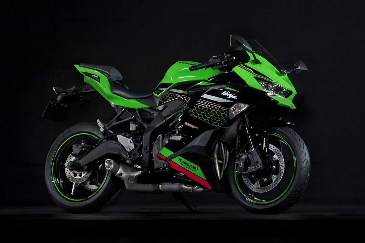 Kawasaki ZX-25R Ninja, una moto deportiva verde y negra con detalles de panal, lista para la velocidad.