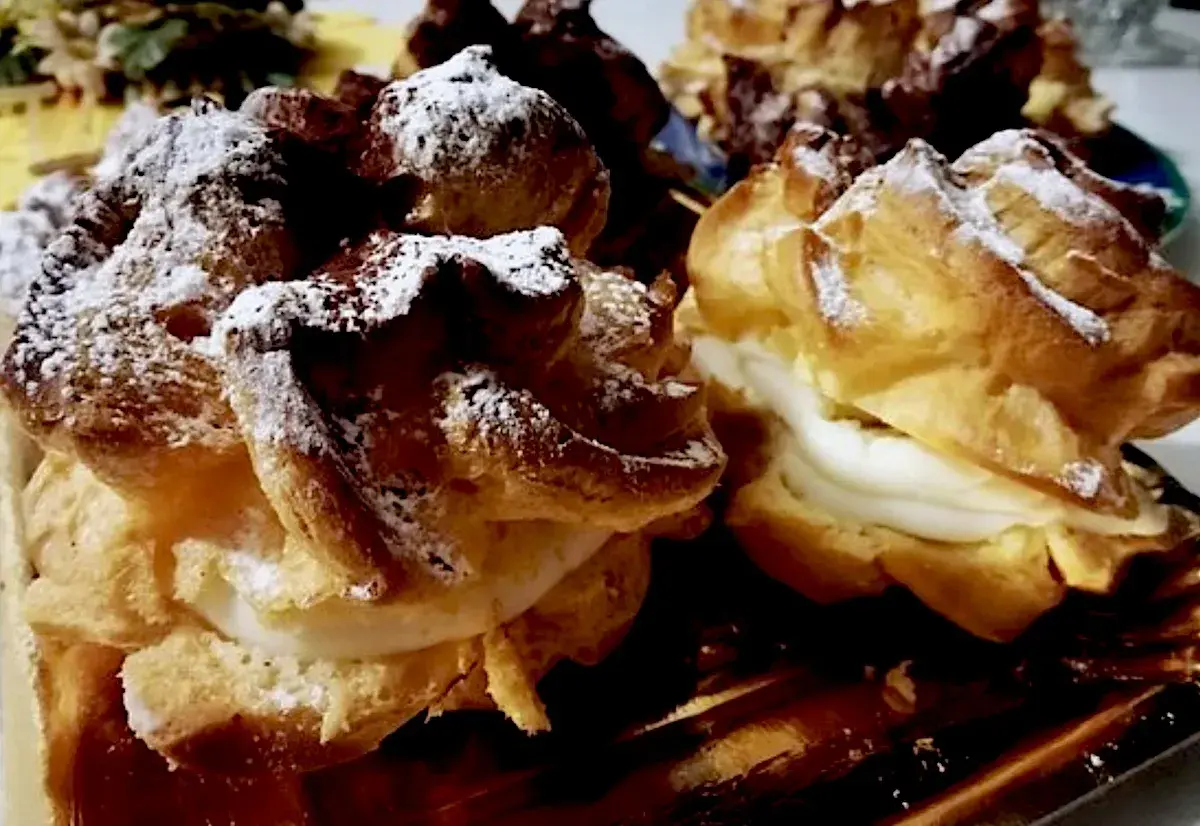 Dolci "teste di turco" con crema soffice e zucchero a velo, un piacere per gli occhi e il palato.