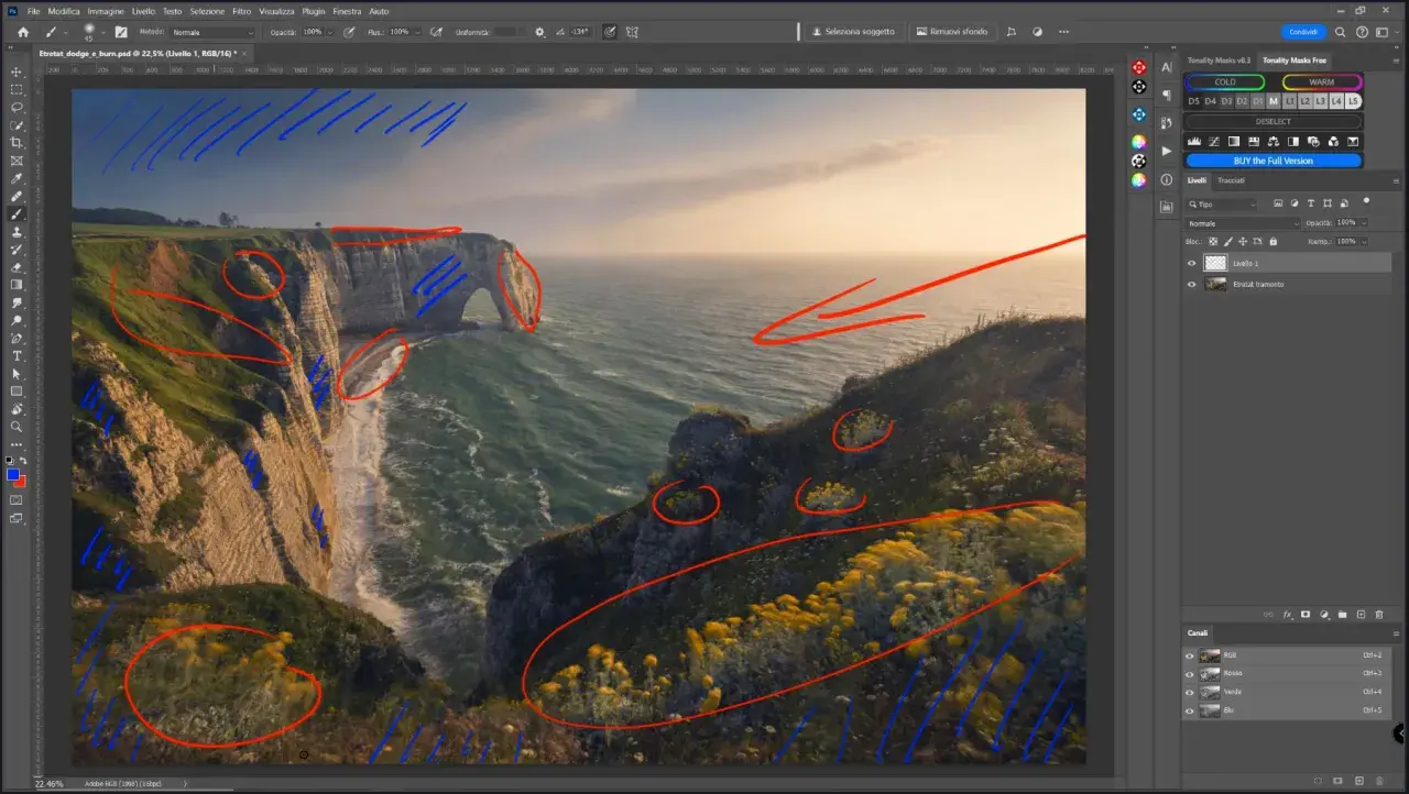 Schermata di Photoshop con un paesaggio di scogliere, evidenziato con segni rossi e blu. Si vedono strumenti di editing e pannelli, inclusi i livelli e i canali, suggerendo un lavoro di fotoritocco con tecniche come il **color dodge**.