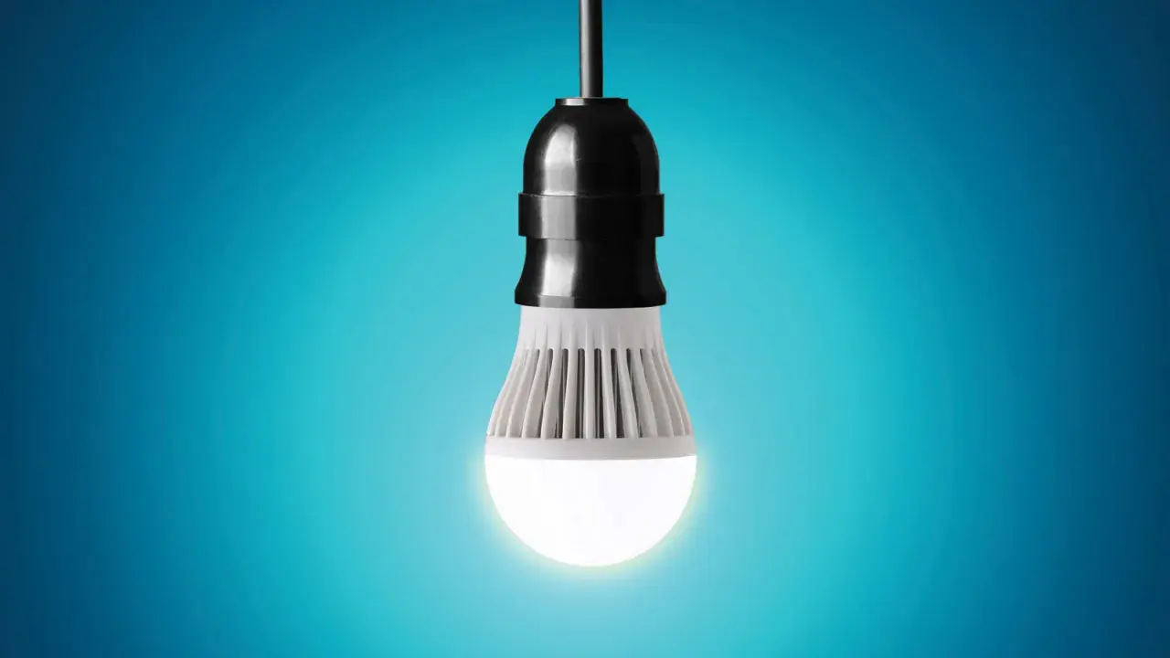 Bombilla LED moderna, brillante y eficiente. Descubre qué bombilla LED equivale a 100W para ahorrar energía.