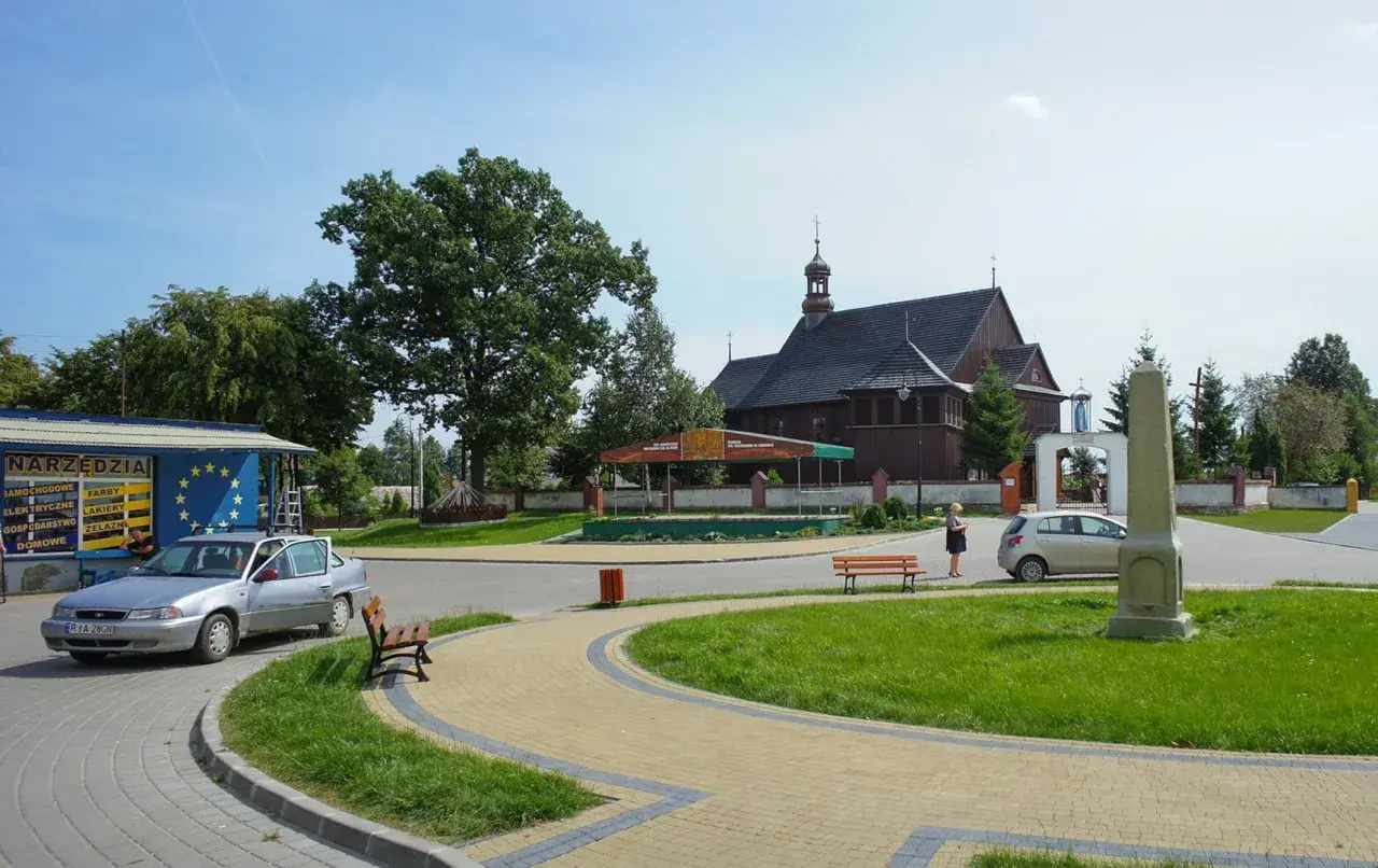 Drewniany kościół, sklep z narzędziami i pomnik tworzą urokliwe jeruzal atrakcje.