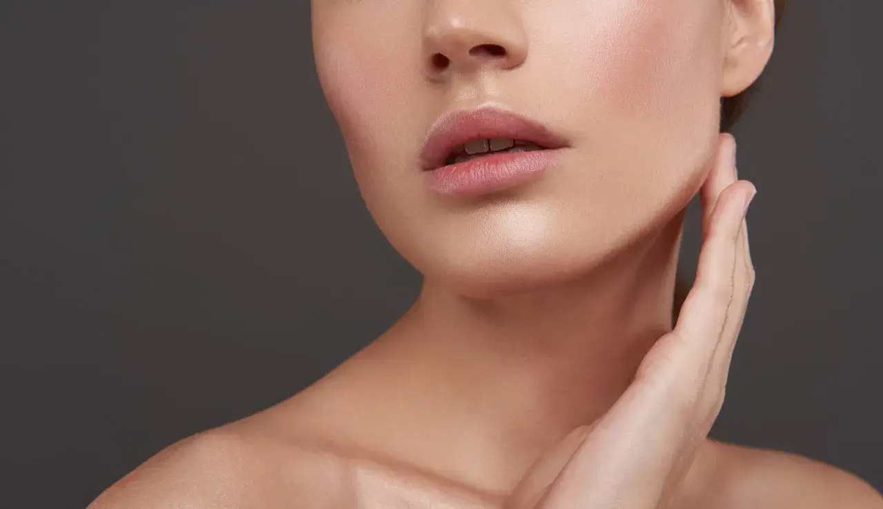 Labios rosados y piel luminosa, con un sutil **contouring cara alargada** que realza la estructura facial.