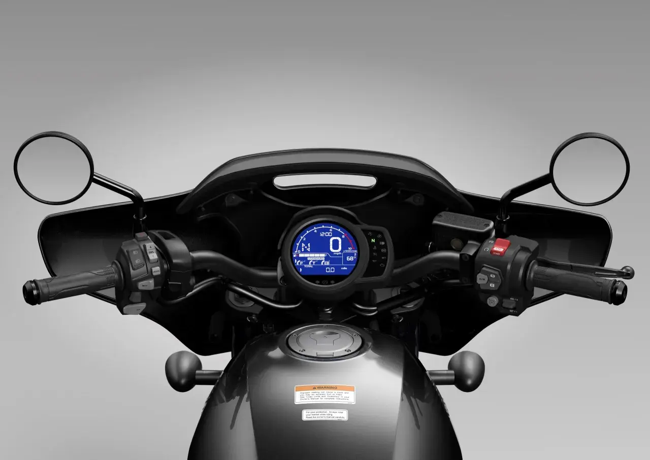 Panel de control de moto con pantalla digital mostrando RPM, velocidad y hora. El par motor de una moto se siente en la aceleración.
