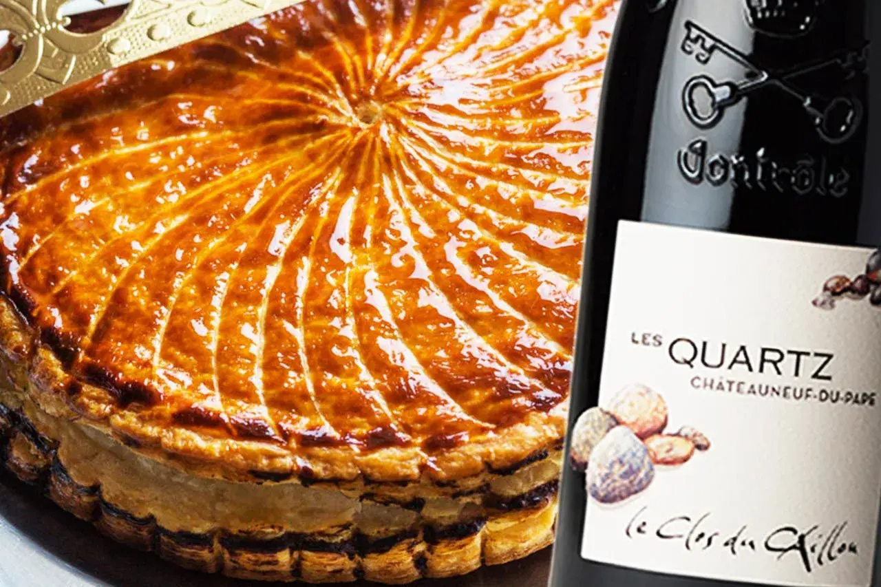 Galette des rois dorée et croustillante à côté d'une bouteille de Châteauneuf-du-Pape. Le parfait accord pour savoir que boire avec galette des rois.