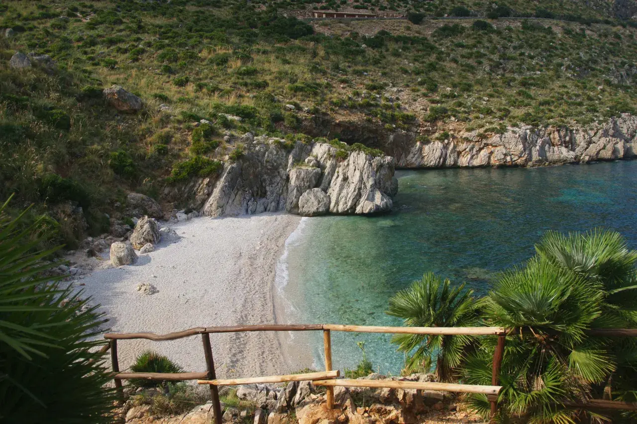 Splendide calette siciliane con acqua cristallina, rocce imponenti e vegetazione mediterranea. Un angolo di paradiso.