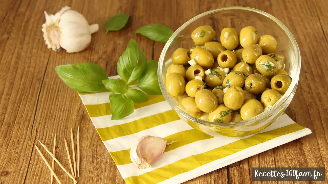Olives vertes marinées à l'ail et aux herbes, parfaites pour une recette simple et savoureuse.