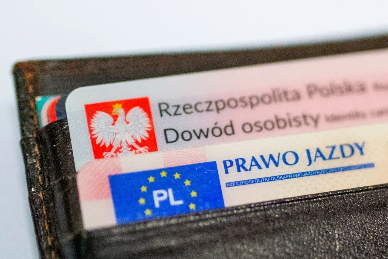 Portfel z dowodem osobistym i prawem jazdy. Ile zdjęć do prawa jazdy potrzebujesz, by mieć te dokumenty?