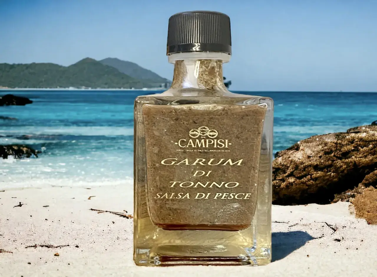 Flasche mit Garum di Tonno, einer Fischsauce, die an der Küste Sardiniens hergestellt wird. Der Geschmack erinnert an die salzige Luft und die Aromen von Bottarga di Muggine.