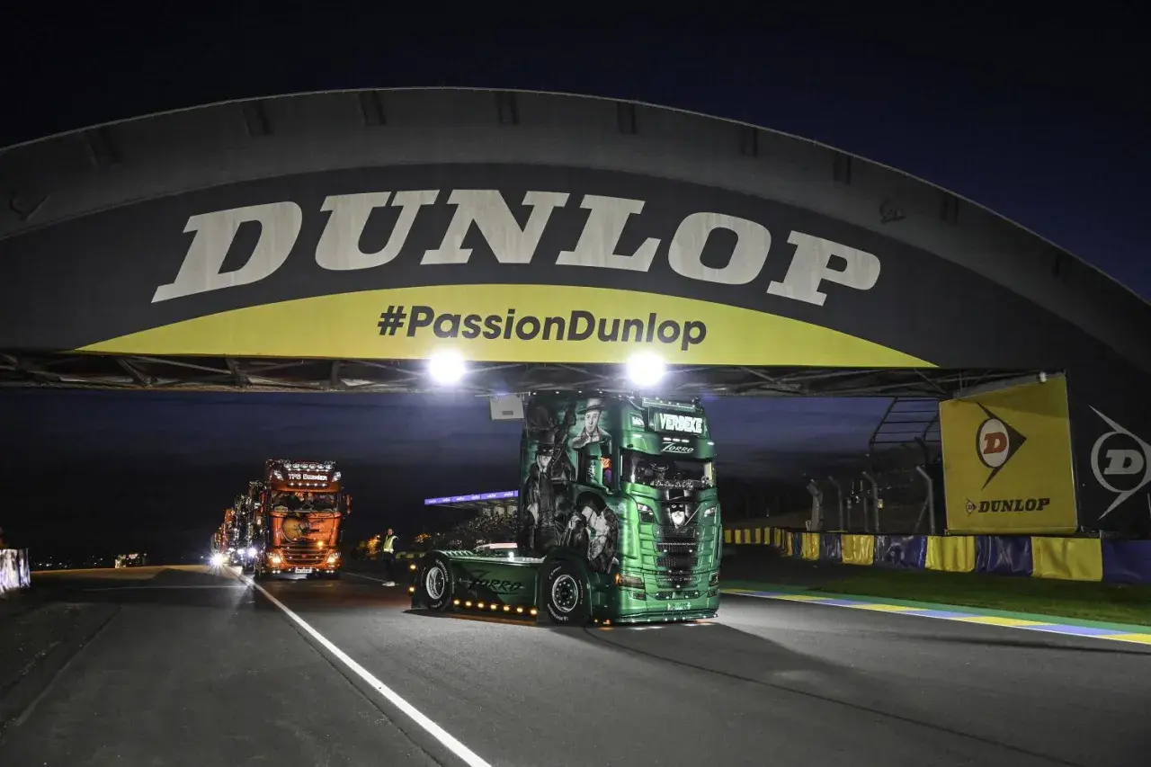 Un camion vert décoré pour les 24h du Mans, sous le pont Dunlop.
