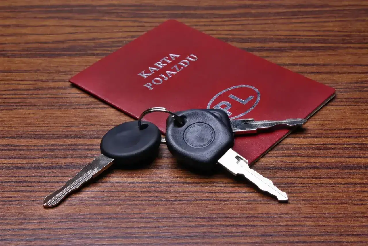 Karta pojazdu i kluczyki samochodowe. Zastanawiasz się, ile kosztuje dorobienie klucza?