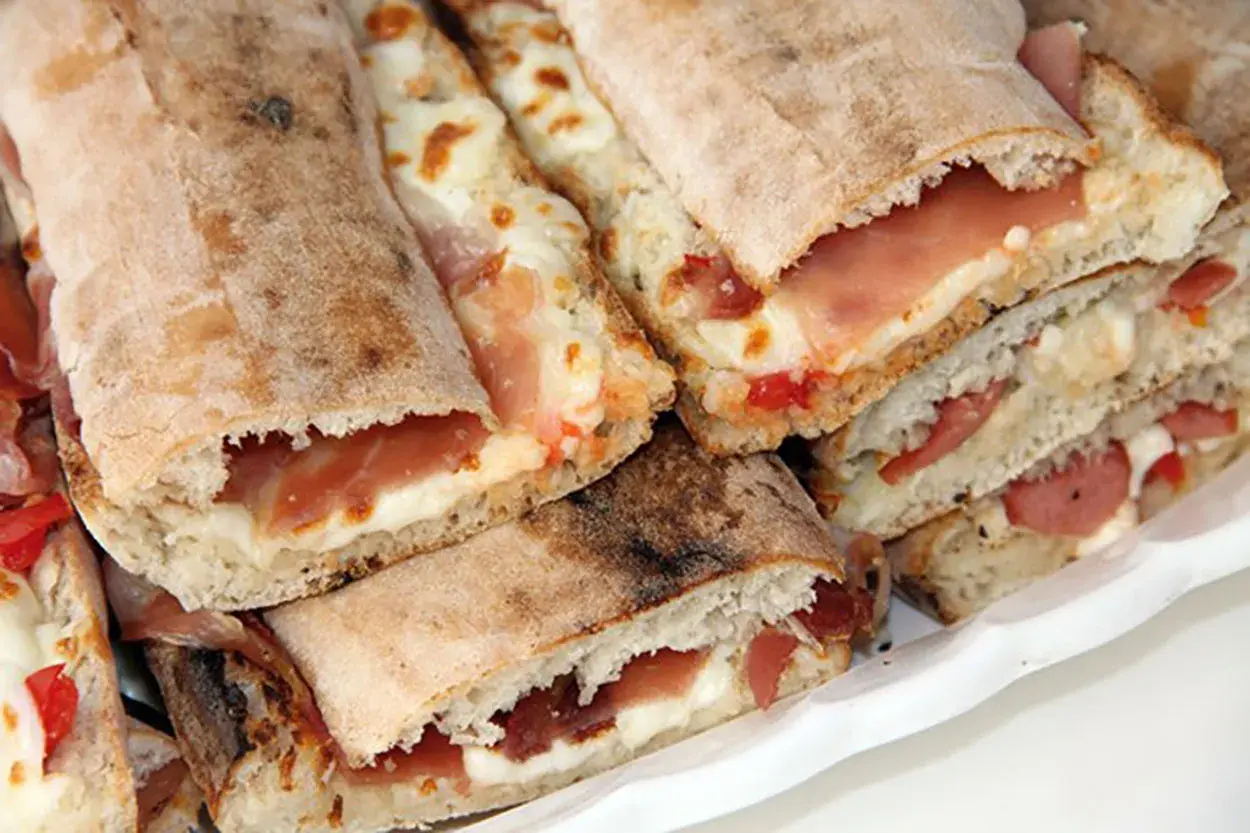 Paposcia come farcirla: focaccia ripiena di prosciutto e formaggio fuso, un'idea gustosa per un pasto veloce.