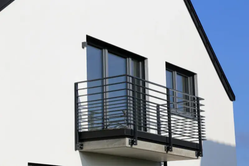Jaki kolor balustrady balkonowej wybrać, aby nie żałować wyboru?