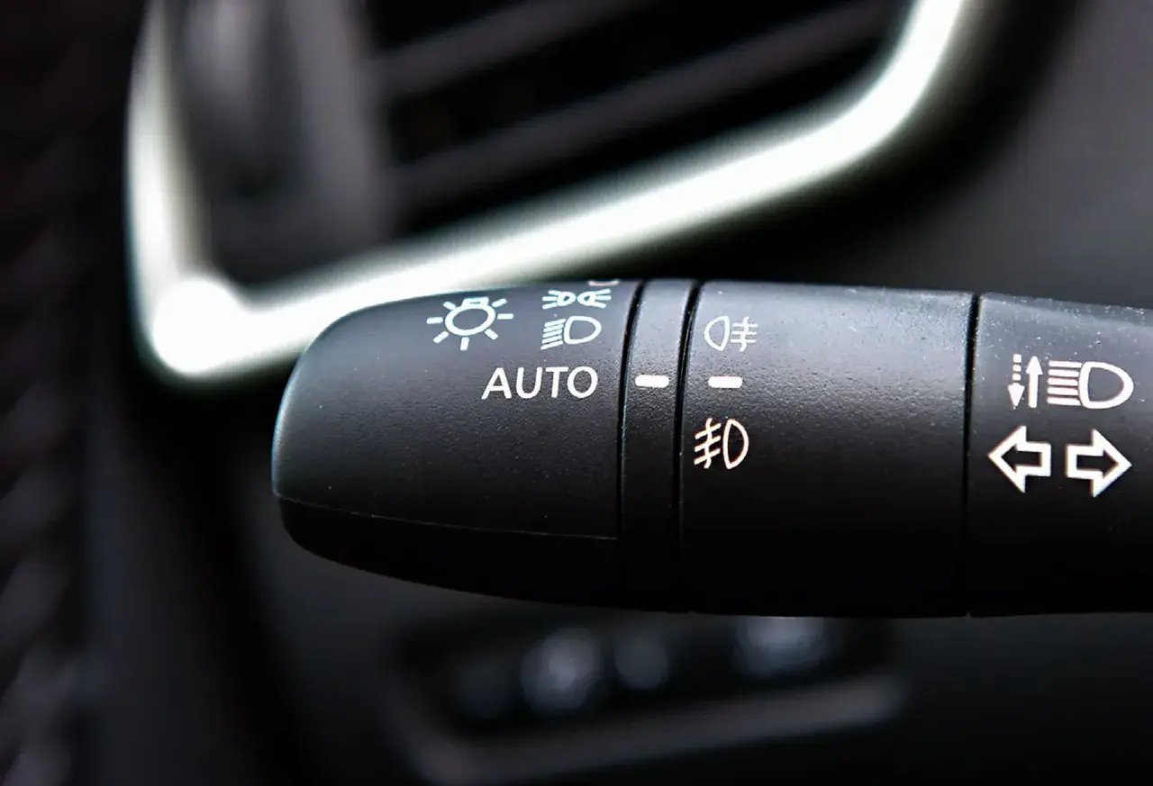 Przełącznik świateł z opcją AUTO. W dzień jeździ się na światłach dziennych lub włączonych automatycznie.