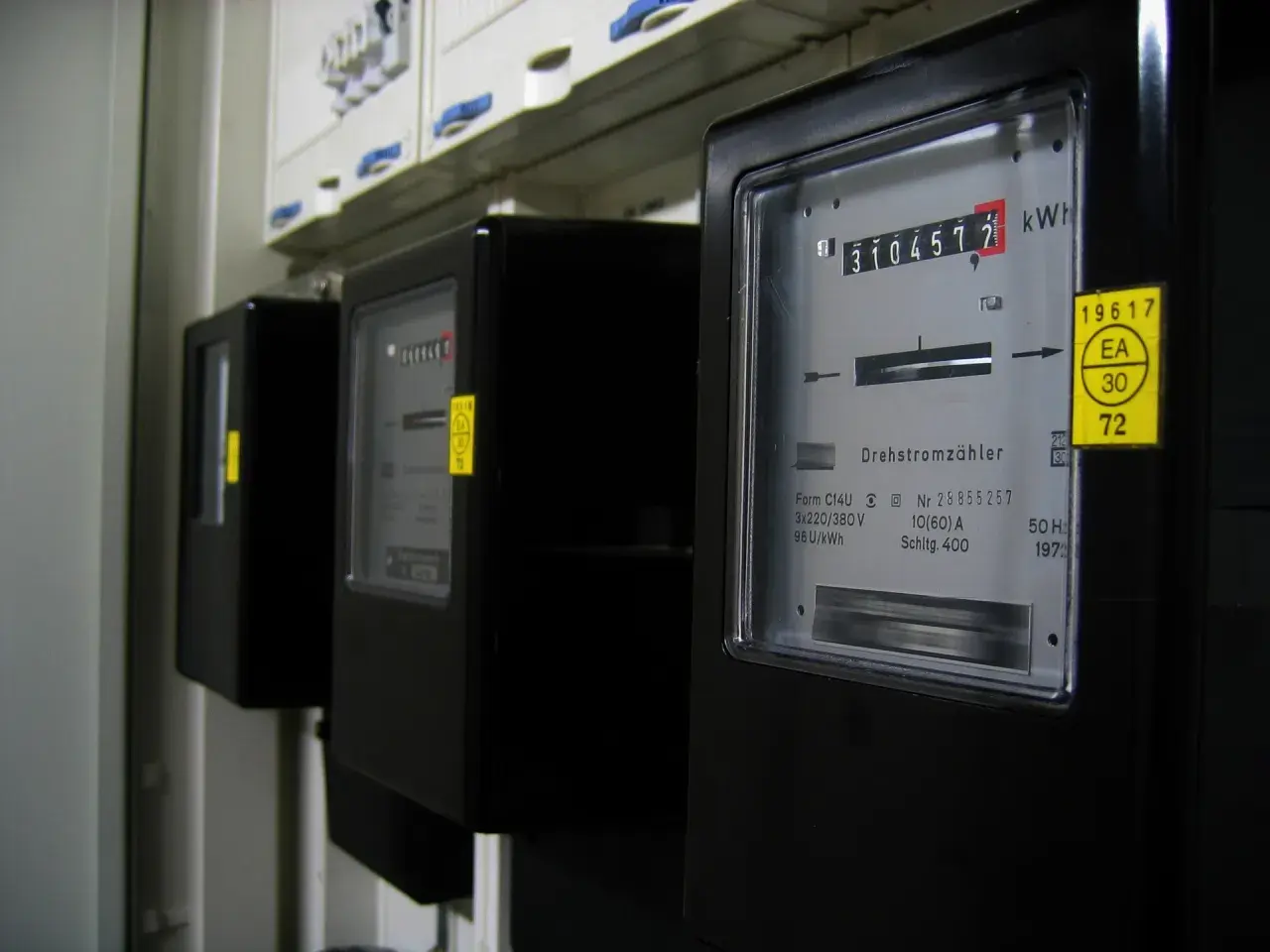 Szereg liczników energii elektrycznej, każdy z numerem PPE Tauron.