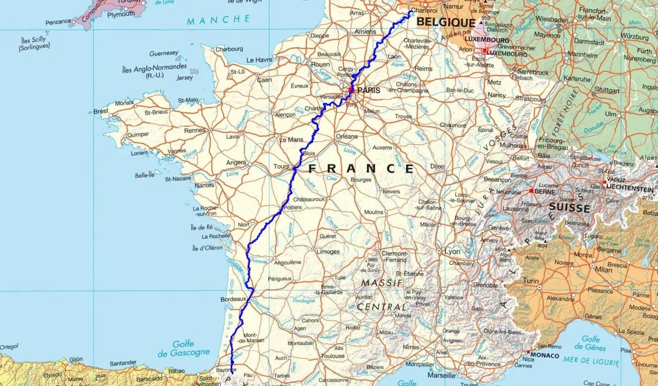 Carte de France et pays voisins, avec un itinéraire GR 655 bleu traversant la France.