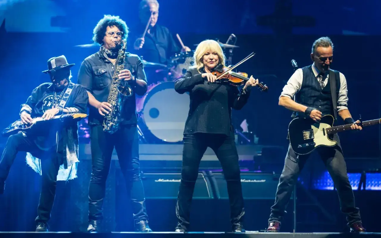 Bruce Springsteen och E Street Band spelar på Friends Arena. En violinist, saxofonist och trummis syns också på scenen.