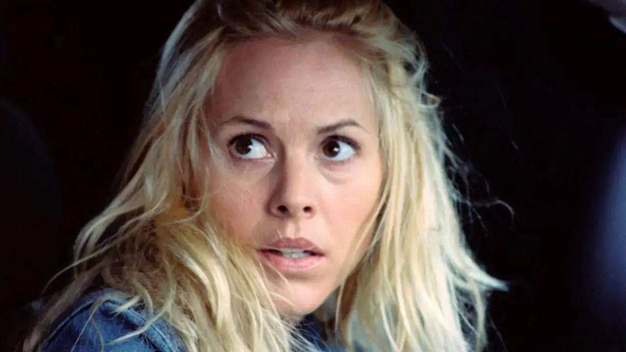 Przerażona kobieta z blond włosami, wpatrzona w dal. Zapowiada się bardzo dobry thriller film.