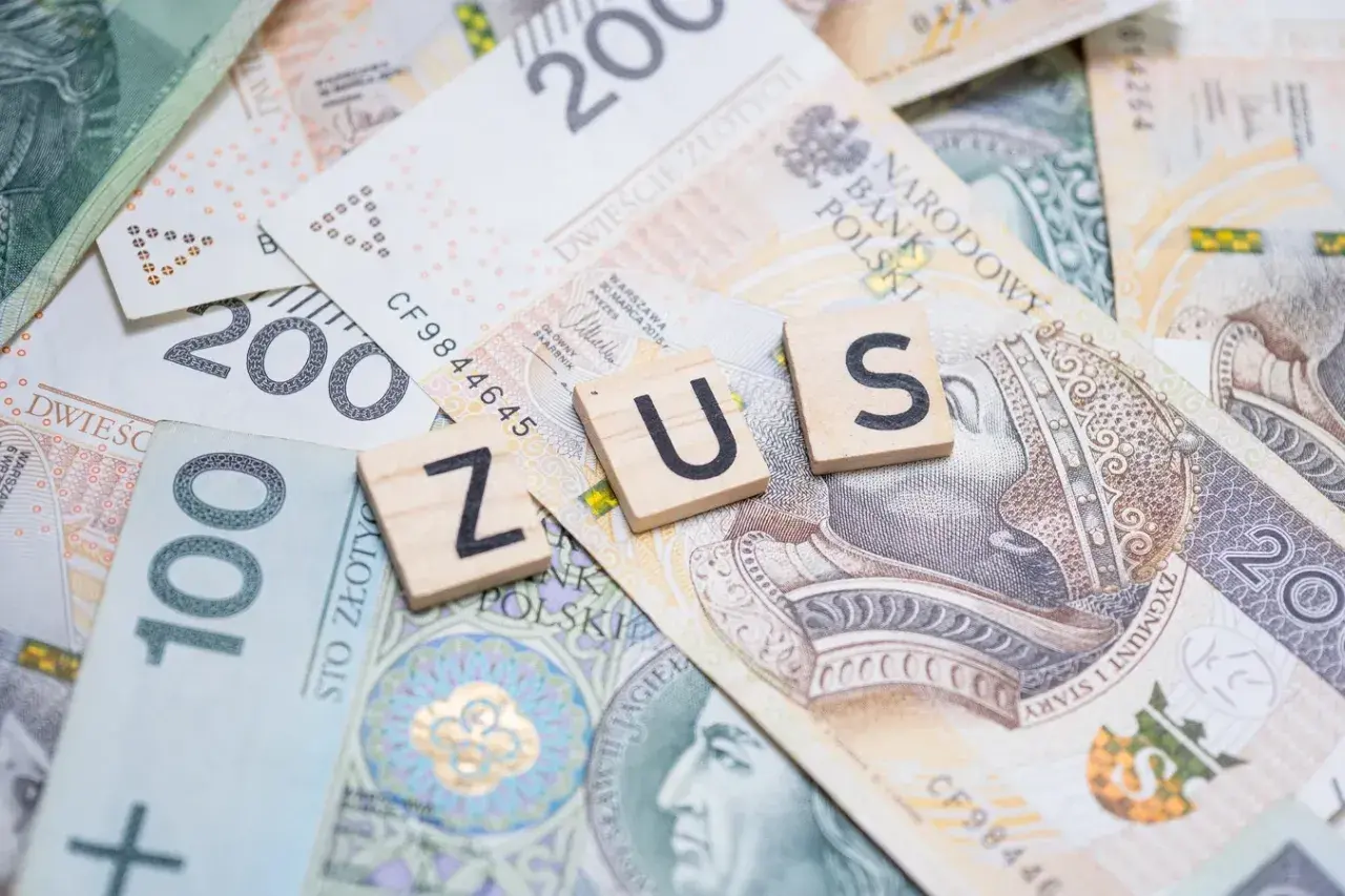 Litery ZUS ułożone na polskich banknotach o nominałach 100 i 200 zł.