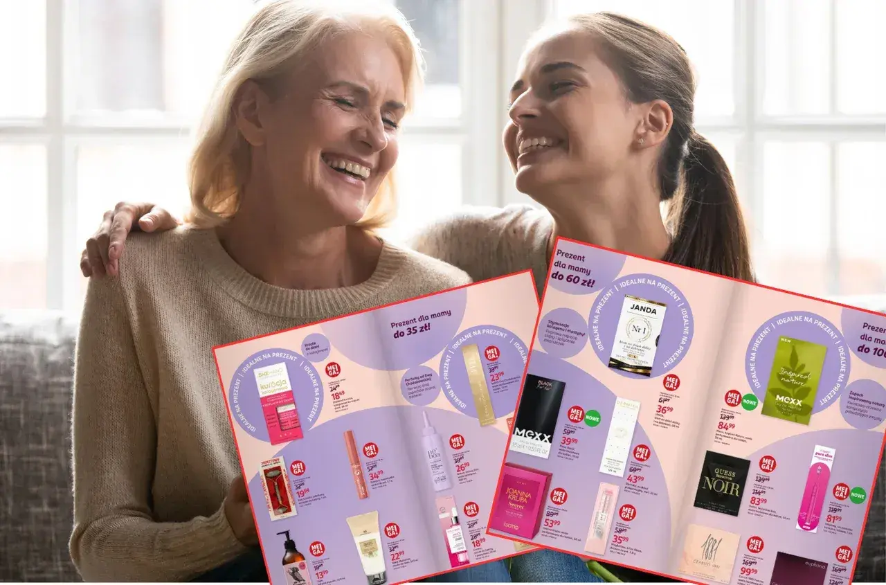 Uśmiechnięte kobiety przeglądają katalog z kosmetykami. To idealny prezent dla noworodka i mamy, pełen pielęgnacyjnych inspiracji.