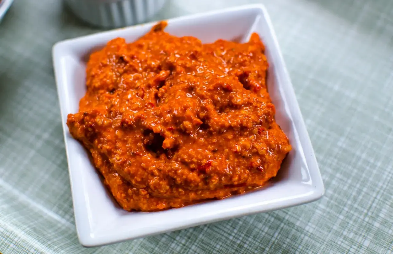 En skål med en härlig, kryddig muhammara. Perfekt för att dippa bröd eller grönsaker i.