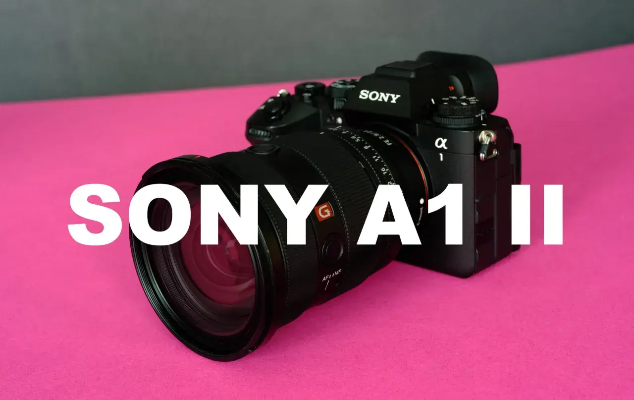 Profesjonalny aparat Sony A1 II z obiektywem na różowym tle.