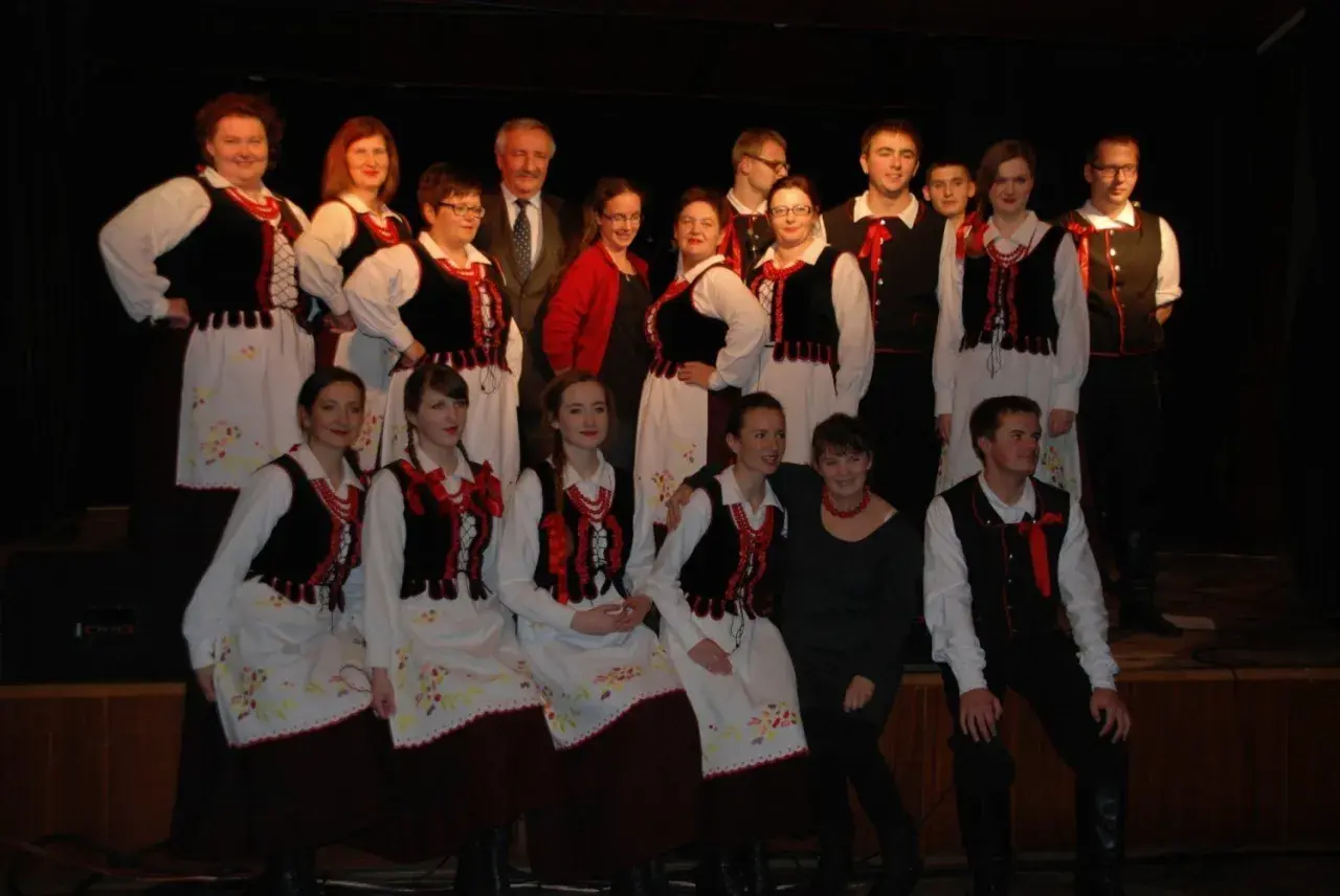 Zespół Rokiczanka w strojach ludowych, z pięknym haftem na spódnicach.