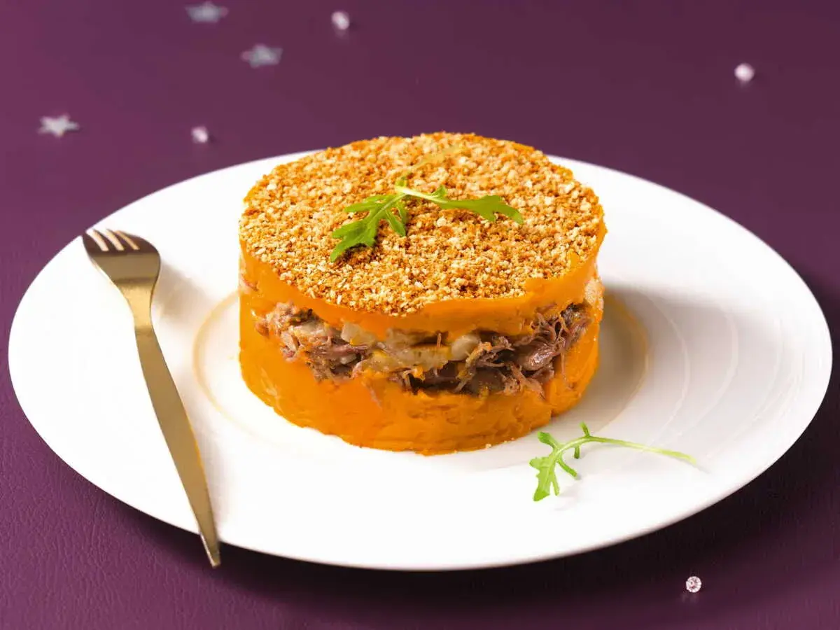 Parmentier de canard patate douce, un délice en couches avec une garniture croustillante. Une assiette élégante pour un repas festif.