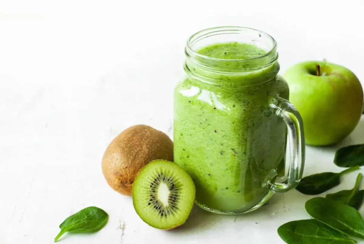 Smoothie verde in barattolo con kiwi, mela e spinaci, un aiuto naturale per lassativi naturali.
