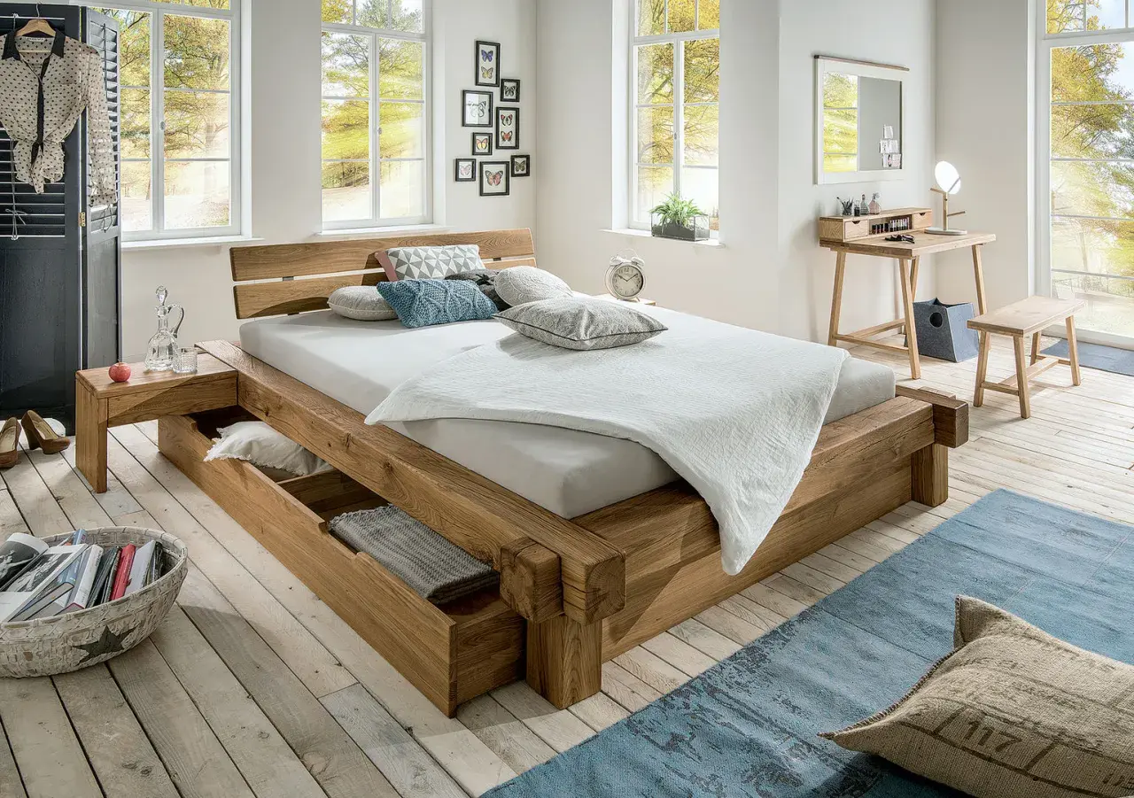 Letto in legno grezzo con cassetti, un'idea per letti fai da te. Arredamento rustico e funzionale.